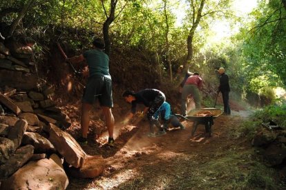 Joves descansen després de recuperar el camí de Canemassos.