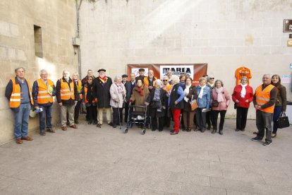 Imagen de los pensionistas reunidos ayer ente la Paeria.