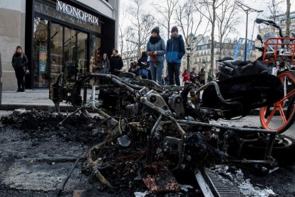 Els protestants van provocar danys en més de 80 comerços.