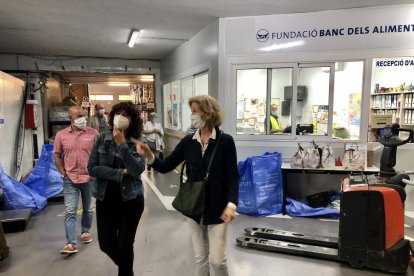 La consellera d'Agricultura i la presidenta de la Fundació Banc dels Aliments visitant les instal·lacions d'aquesta entitat