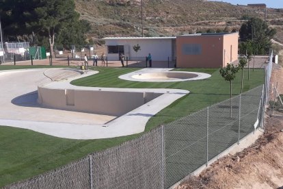 Los últimos retoques en las nuevas piscinas de Alfés que ya se están comenzando a llenar. 