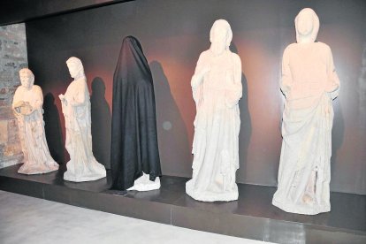 Una de las emblemáticas esculturas góticas del Museu de Tàrrega, cubierta con un velo negro.