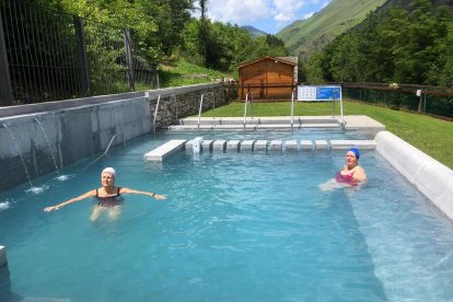 Dos de les usuàries que van estrenar ahir la temporada de les piscines termals d’Arties.