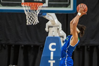 Elijah Schmidt, en una esmaixada durant un partit de l’NCAA nord-americana.