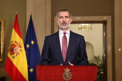 El rey Felipe VI durante su comparecencia después de reunirse en el Palacio de la Zarzuela con el presidente del Gobierno, Pedro Sánchez.