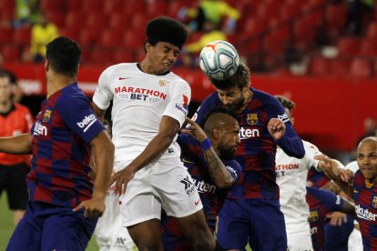 Gerard Piqué, molt segur durant tot el partit, rebutja una pilota aèria amb el cap.