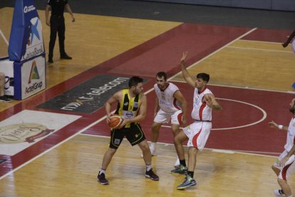 Una jugada del partido de ayer entre el Pardinyes y el Palma.