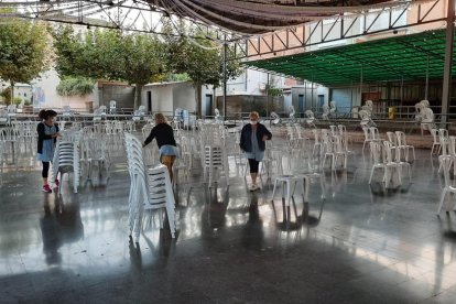 Desmuntatge - A Juneda van començar ahir a desmuntar tots els espais que durant aquest cap de setmana haurien d’haver acollit la festa major. Un d’aquests, la pista del parc Alegria, que ja dilluns va veure com es cancel·lava la sessió de ci ...