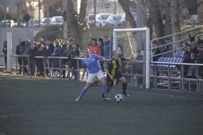 Una jugada del derbi disputat ahir entre el Pardinyes i l’AEM.