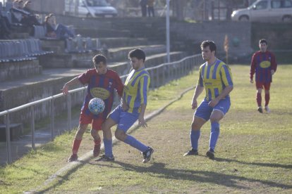 El partido fue muy intenso y los locales no anotaron hasta el último minuto.