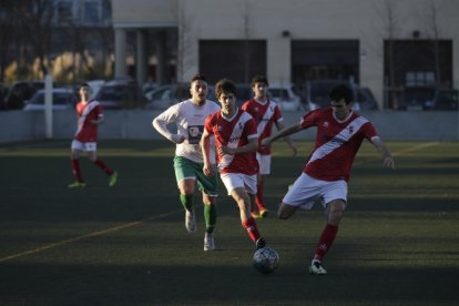 Un jugador de l’Artesa de Segre es prepara per colpejar la pilota.