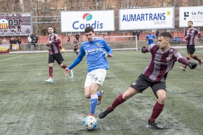 Un jugador del Lleida disputa la pilota amb un rival en una acció del duel.