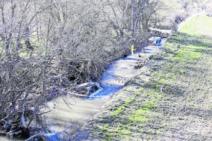 Imagen de dos vehículos en el torrente de La Femosa a su paso por Juneda. 