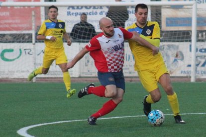 Dos defensores del Tàrrega vigilan a Pau, del Balaguer.