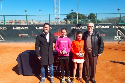 Meritxell Teixidó, la segunda por la izquierda, con el trofeo.