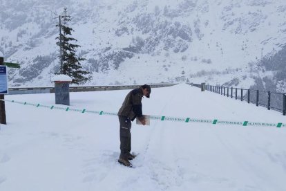 Un agente rural cerrando esta semana el paso a la presa de Sallente, en la Vall Fosca. 