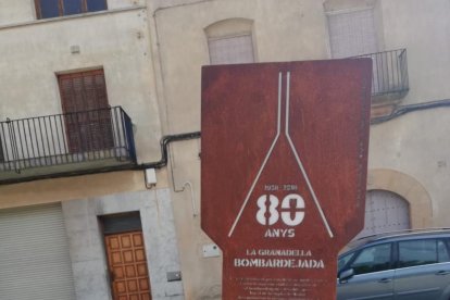 La ubicación de la escultura hasta el sábado en la plaza de La Granadella y la actual, en un rincón.