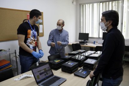 Responsables del instituto Josep Lladonosa y técnicos preparan los ordenadores.