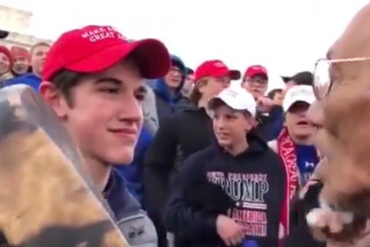 Un joven se encara al anciano indígena, en Washington, el viernes.