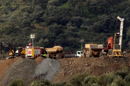 Maquinaria trabajando en el rescate de Julen, en el término malagueño de Totalán, ayer.