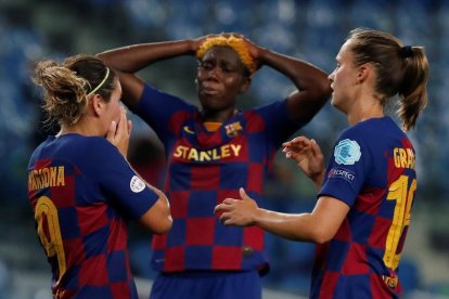 Mariona Caldentey, Oshoala i Carolina Graham Hansen es mostren abatudes després de l’eliminació.