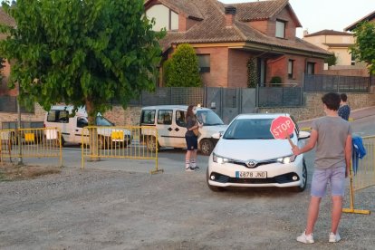 Pau i el seu pare, Raúl González, van ser els primers a entrar. A la dreta, el control d’accés a l’esplanada on estava la pantalla.