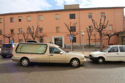 Un coche fúnebre aparcado ante la residencia de Tremp el pasado 15 de diciembre.