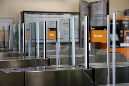 Els trens de Rodalies van funcionar amb normalitat les primeres hores. Vueling va cancel·lar 36 vols a l’aeroport del Prat.