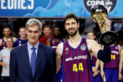 Antonio Martín, presidente de la ACB, con Ante Tomic.