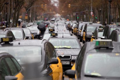 Taxistas en huelga continúan bloqueando el centro de Barcelona, en una imagen de ayer.