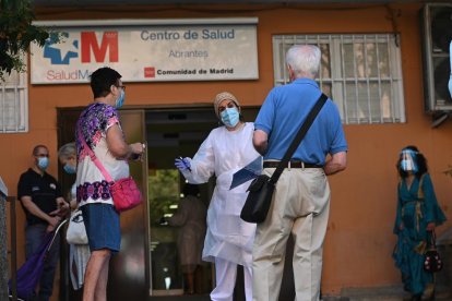 Persones esperen per fer-se un test en un CAP de Madrid, ahir.