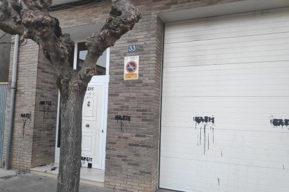 Imagen de la fachada de la vivienda de Pilar Cases en Tremp. 