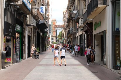 Una de las principales calles comerciales de Reus, ayer, con poca afluencia de compradores.