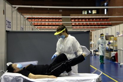 Una fisioterapeuta trabaja con una paciente con secuelas que le causó la Covid-19.