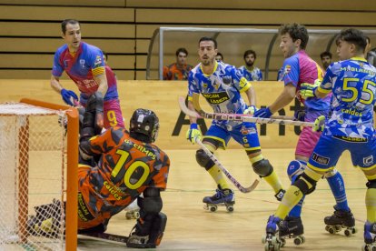 Àlex Joseph remata ante Camps en el partido de la primera vuelta con la mirada de Andreu Tomàs.