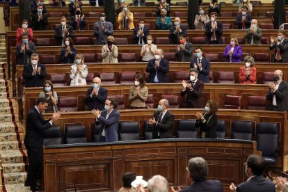 El president, Pedro Sánchez, aplaudit pel seu equip de Govern després de la intervenció al Congrés.