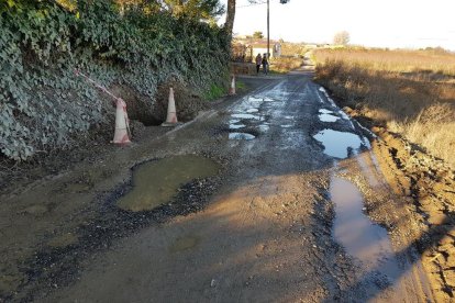 Imagen de uno de los caminos en el Pla de Gualda lleno de socavones.