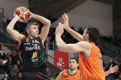 Un jugador del Palma controla el balón ante dos leridanos.