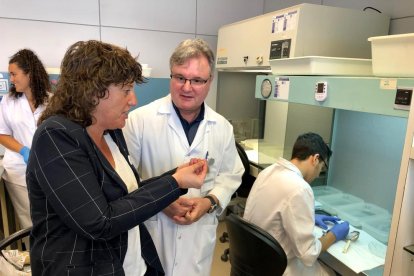 La consellera Jordà en un moment de la visita al Laboratori de Sanitat Animal i Vegetal de Catalunya