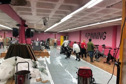 Operaris treballant ahir a la tarda a la sala de spinning del Palai de Gèu.