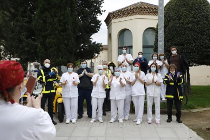 Empleados de Correos aplaudieron ayer a los del Santa Maria.