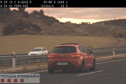 Imagen del vehículo circulando a 216 km/h por la A-22