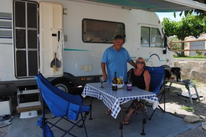 Luigi i Helene, asseguts davant de la seua autocaravana al recinte del celler dels Vilars d’Arbeca.