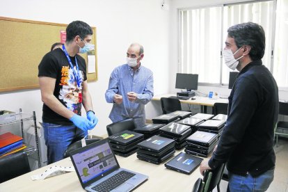 El instituto Josep Lladonosa de Lleida reparte 53 ordenadores.