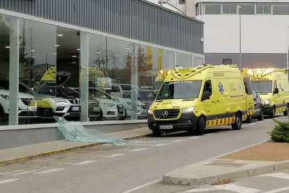 Un client atropella sense voler un comercial en un concessionari de Lleida