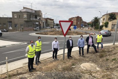 Gavín (tercer dreta) va visitar ahir les obres de la rotonda d’Alcarràs.