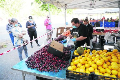 Los comerciantes acordonaron sus paradas para evitar que los clientes tocaran su género. 