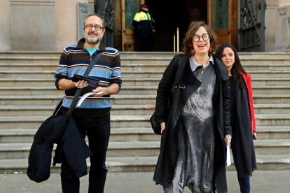 Los exdiputados de la CUP, Antonio Baños y Eulàlia Reguant, acompañados de la diputada de la CUP, María Sirvent (derecha), salen del Tribunal Superior de Justicia de Catalunya donde se les ha notificado la multa impuesta por negarse a responder a VOX cuando ambos actuaron como testigos en el juicio del 'procés'.