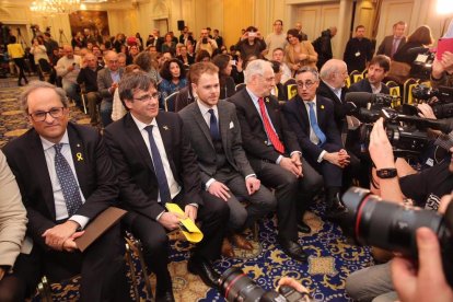 Torra y Puigdemont, ayer, minutos antes de empezar su conferencia en Bruselas.