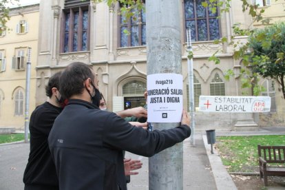 El moment en què penjaven cartells i pancartes davant el Rectorat de la UdL.